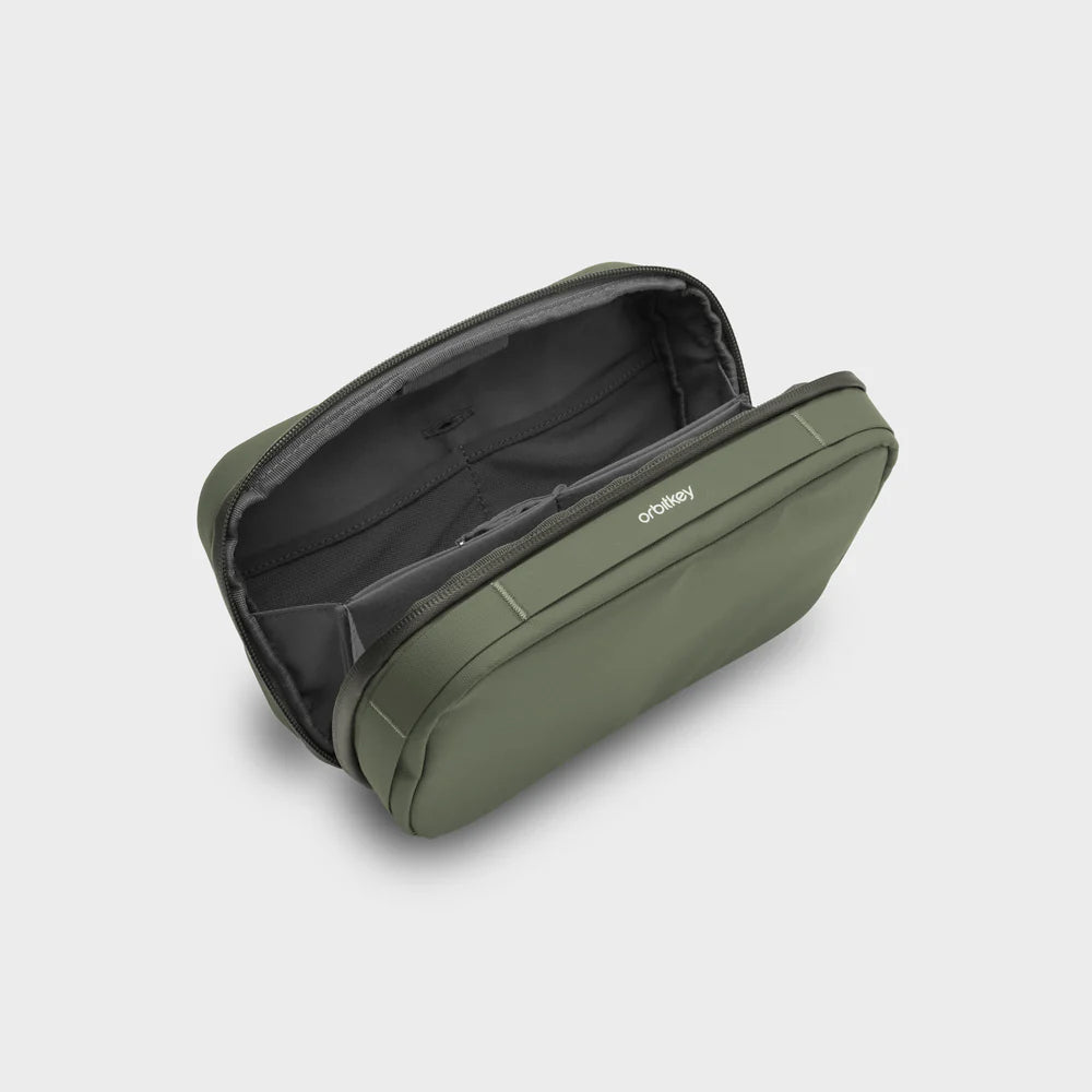 2-in-1TechPouch-Olive-2_1000x1000_ea914ba7-d18d-40cf-9b10-30af7b0e410d.webp