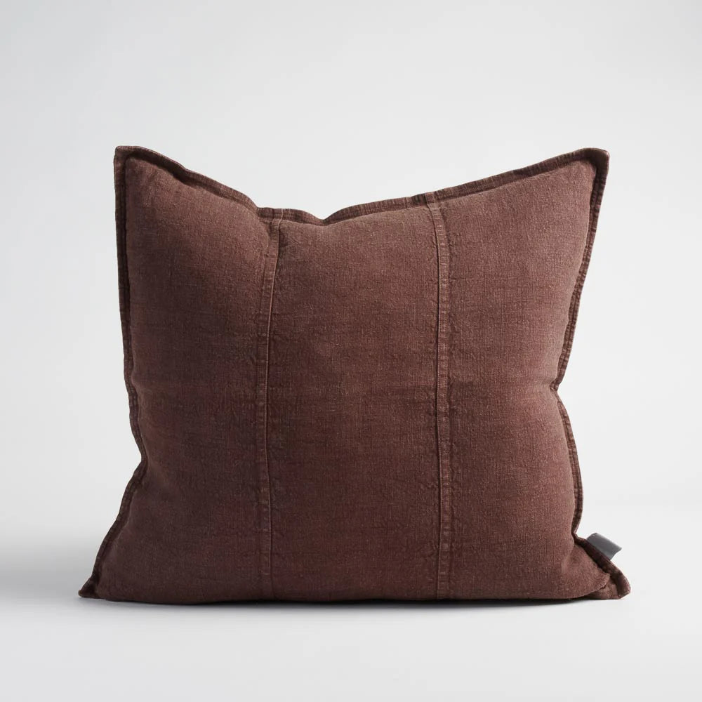 Eadie_Lifestyle_Luca_Linen_Cushion_ECS_23_01_0027_web_jpg.webp