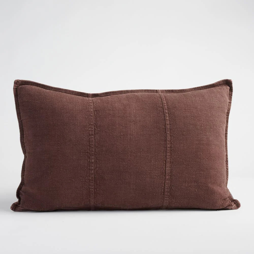 Eadie_Lifestyle_Luca_Linen_Cushion_ECS_23_01_0029_web_jpg.webp