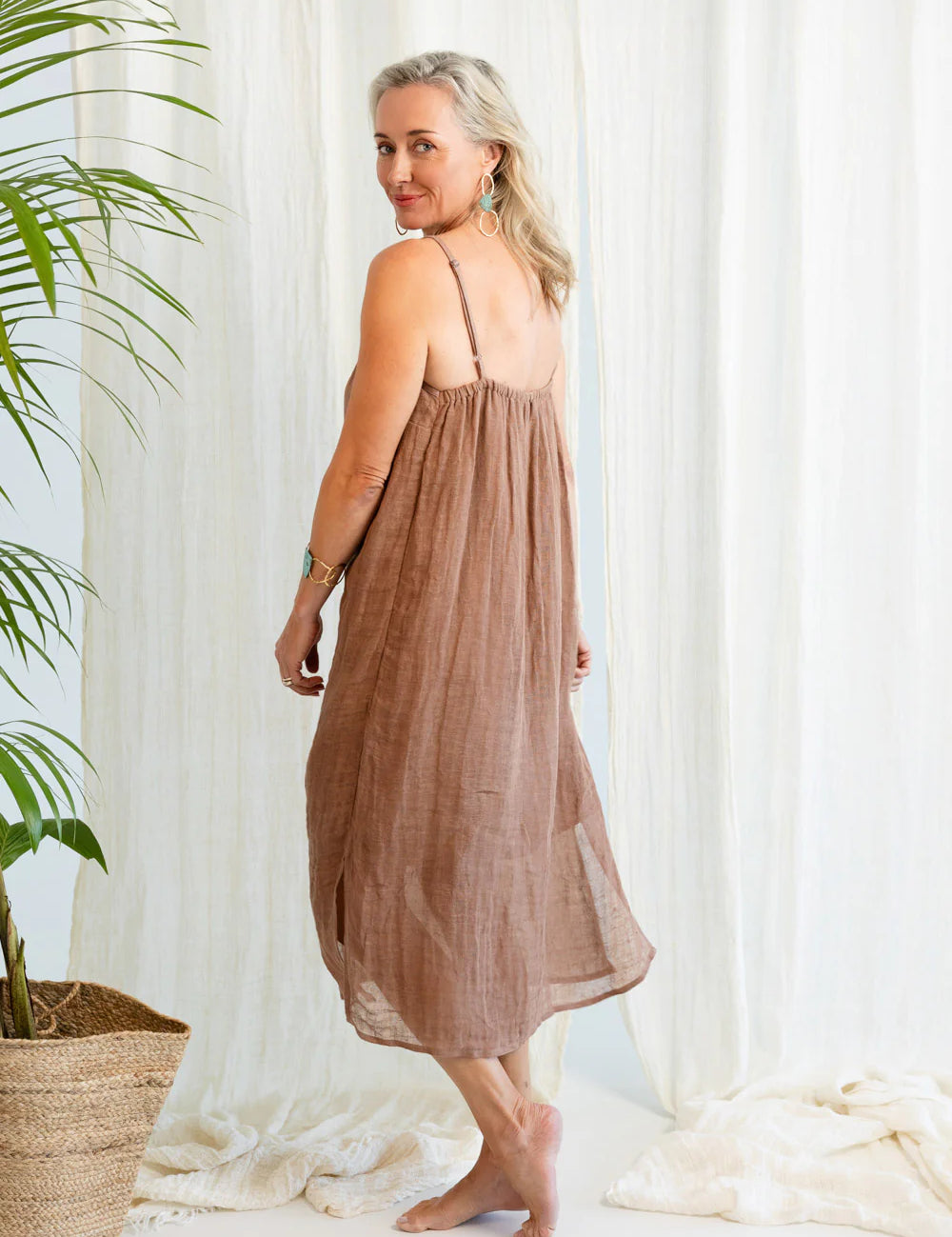 Eadie_Lifestyle_S25_Fundamental_Luxe_Linen_Midi_Clay_Eadie-Summer-Campaign-1812-1-2.webp