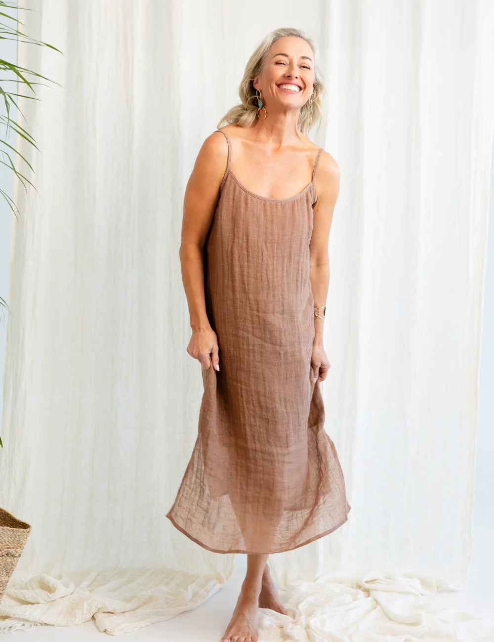 Eadie_Lifestyle_S25_Fundamental_Luxe_Linen_Midi_Clay_Eadie-Summer-Campaign-1835-1.webp