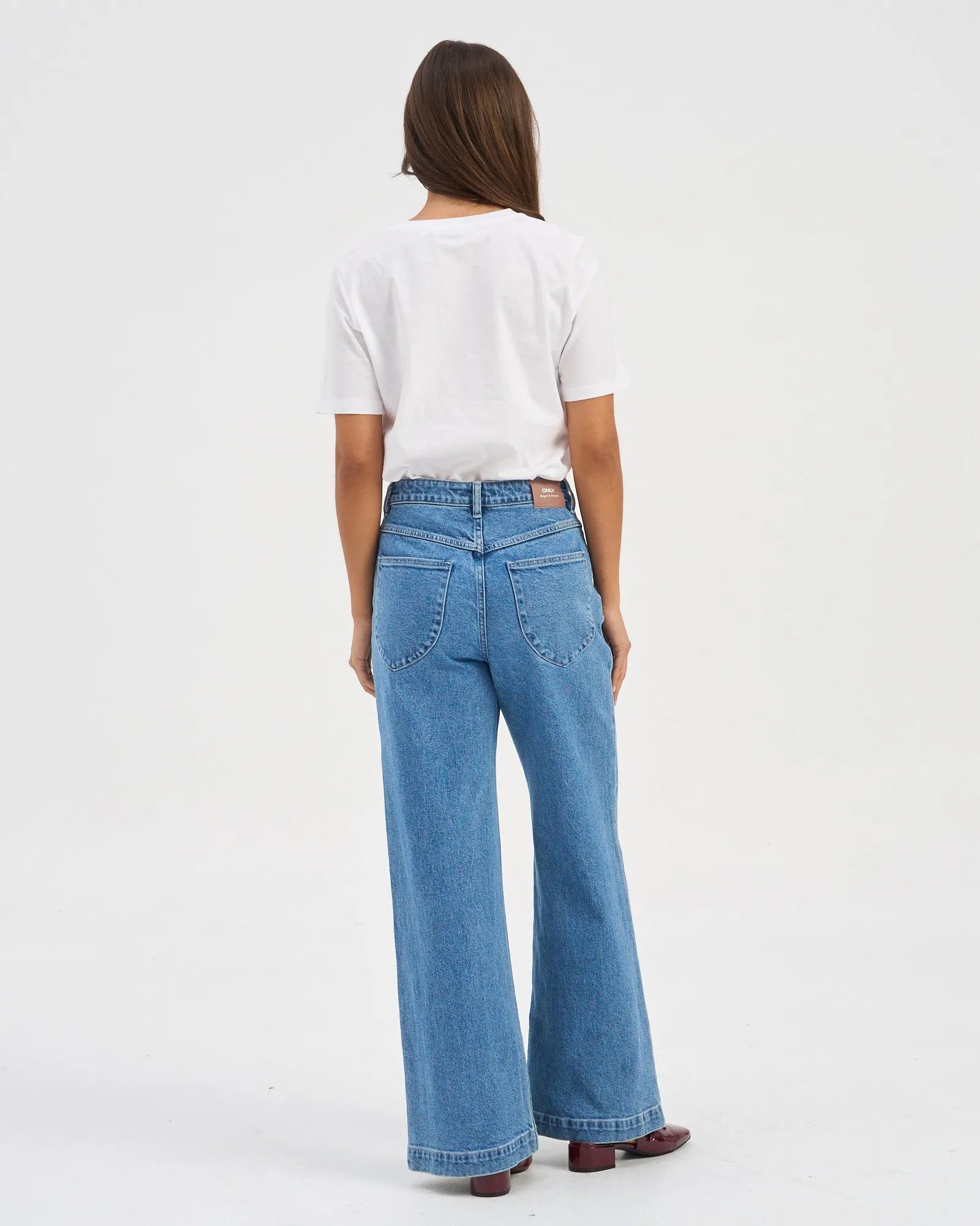 VictoriaFlaredJeans2.webp