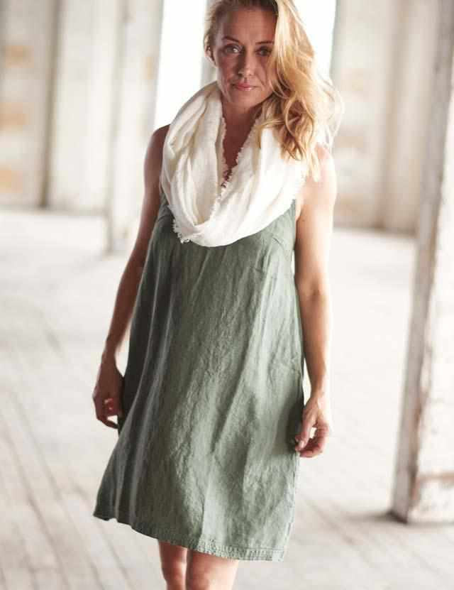 EADIE_APP_2019_2359linen_dress_loop_scarf_85NIGTSMA25_85LOOPSCARFI01_640x960_807d779e-9861-4034-9530-b2777a45da1e.jpg