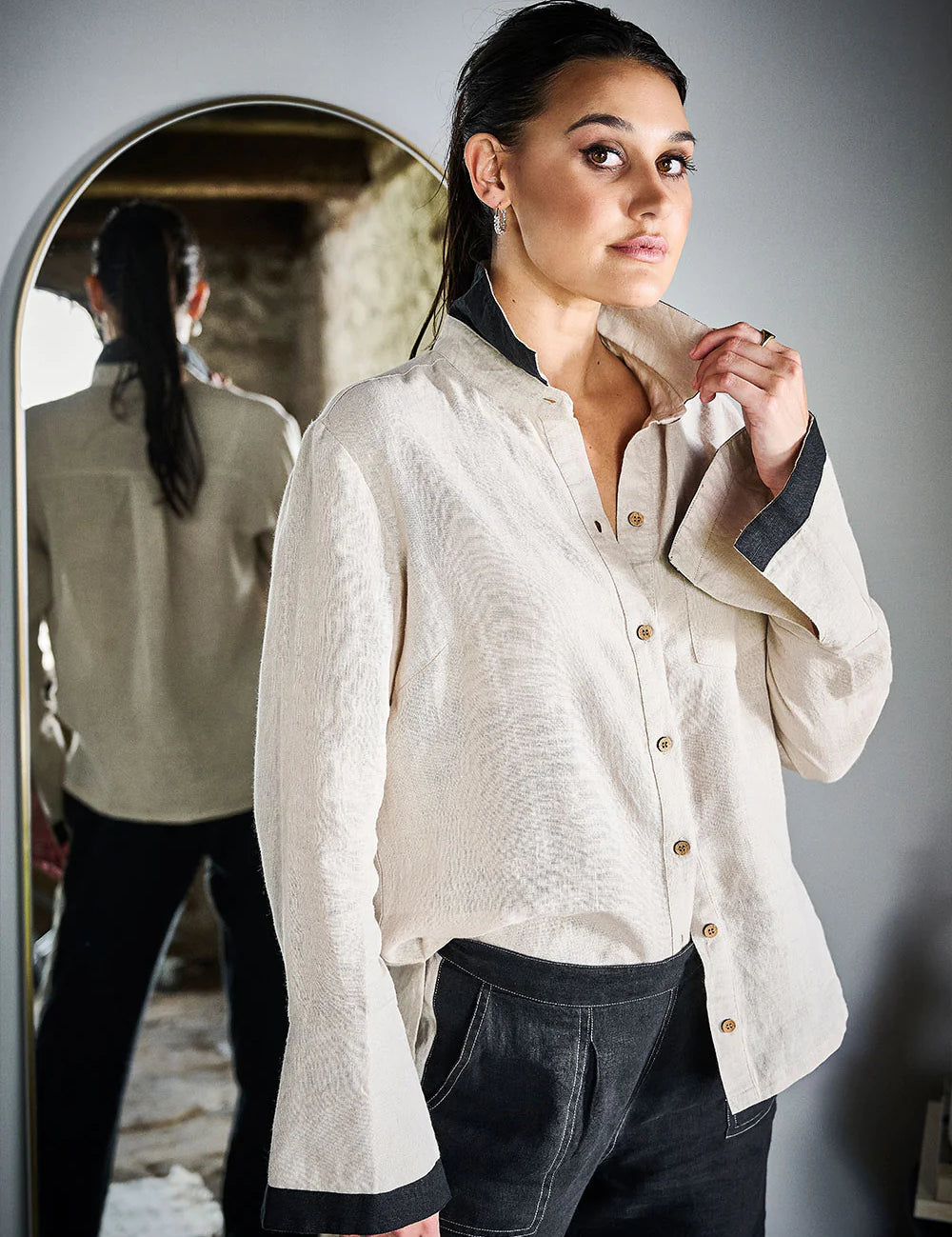 Eadie_Lifestyle_Contraste_Linen_Shirt_Natural_Contraste_Linen_Pant_Black_1580.webp
