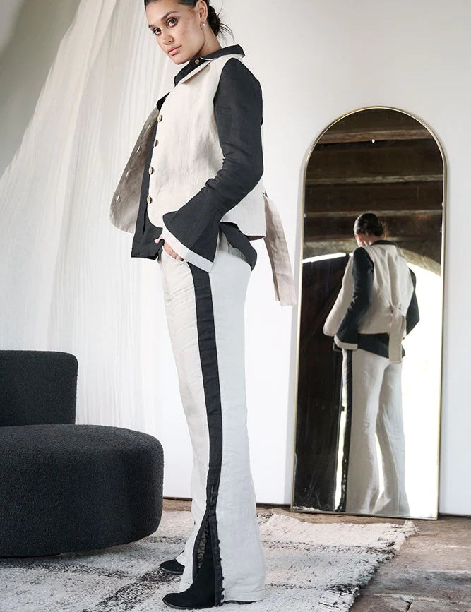 Eadie_Lifestyle_Contraste_Shirt_Black_Must_Vest_Natural_Alexa_Linen_Pant_Natural_3376.webp