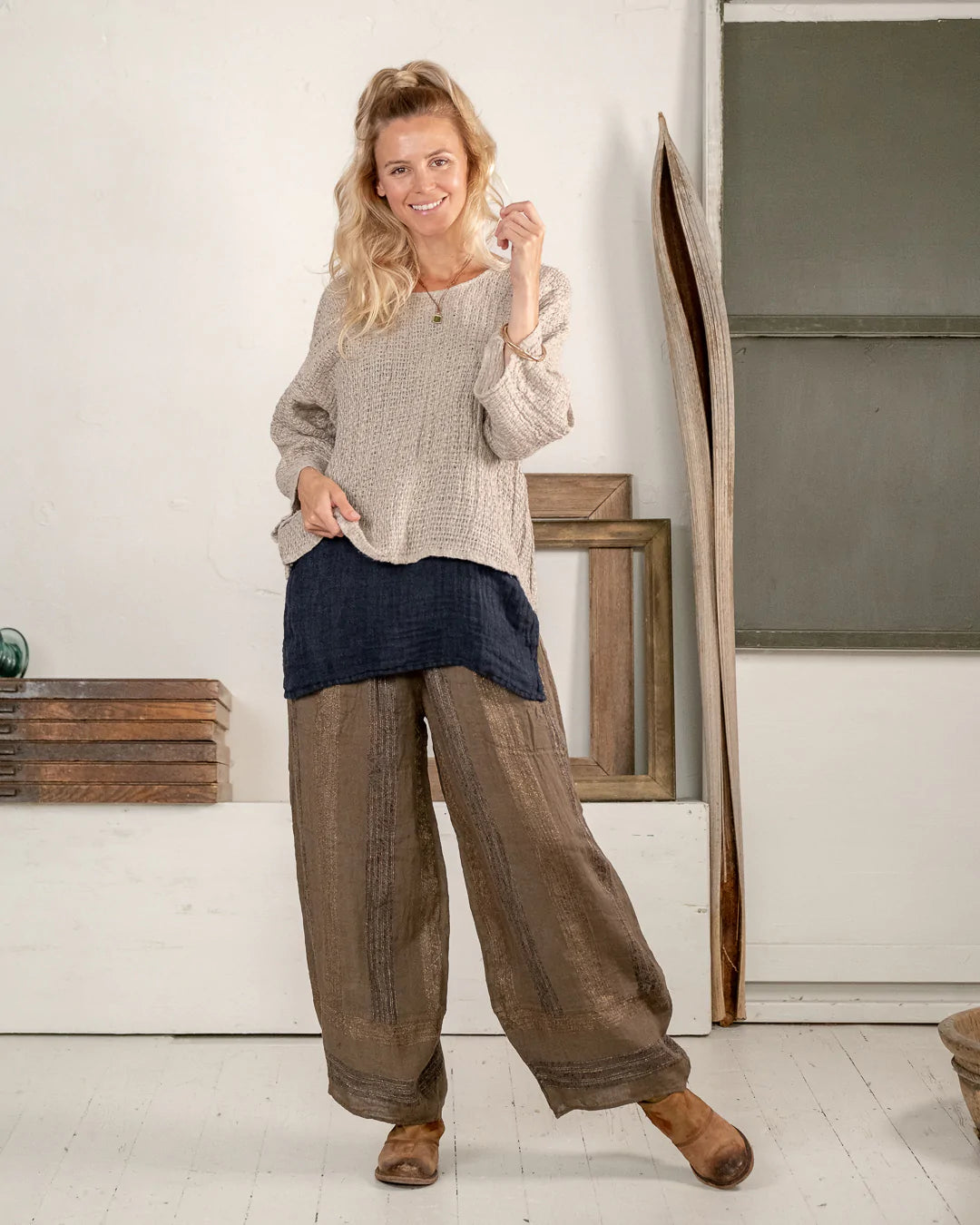 MAGLIABAMBUSATELASPORTANATURALE_CANOTTAMXBOTIAOSSIGENOBORRAGINE_PANTALONERAGURIGARAPALLOFOSSILE_2_1080x_d3a13ab6-978b-4d9c-9a47-890f5706a96d.webp