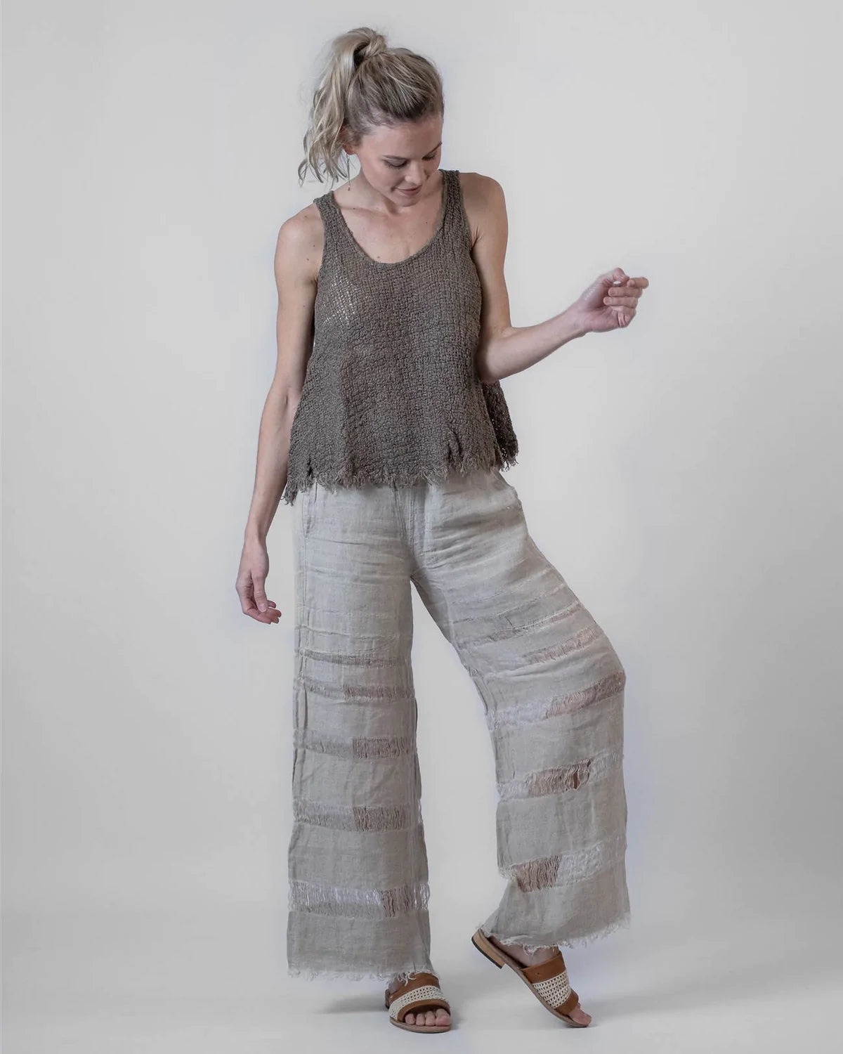TopElektraFossile_PantaloneTritoneTaglioIrrazionale_ZiaMariaSandals_03_1200x_ef90c828-b3cd-4a7c-ba1b-e232806fc702.webp