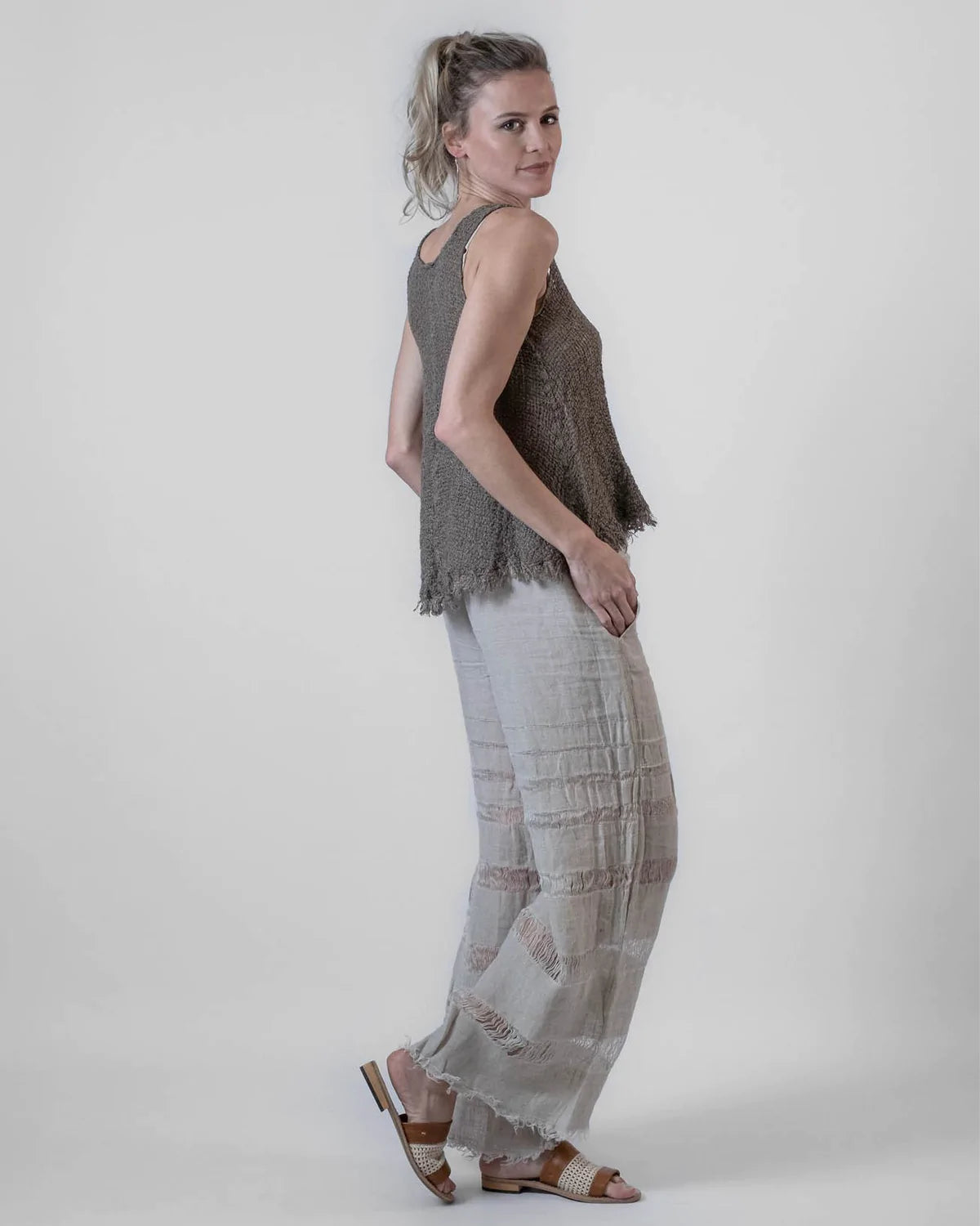 TopElektraFossile_PantaloneTritoneTaglioIrrazionale_ZiaMariaSandals_05_1200x_759d2141-86d5-42b0-8cc7-b2d0bae9776f.webp